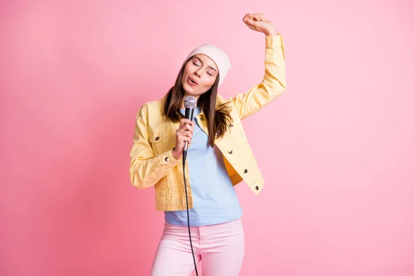 Foto de chica optimista funky cantar canción en el karaoke desgaste chaqueta chaqueta pantalones aislados sobre fondo de color rosa pastel —  Fotos de Stock