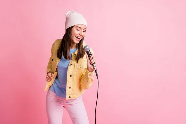 Φωτογραφία από ωραίο αισιόδοξο κορίτσι τραγουδούν τραγούδι στο καραόκε φορούν παντελόνι σακάκι καπέλο απομονωμένο σε παστέλ ροζ χρώμα φόντο — Φωτογραφία Αρχείου