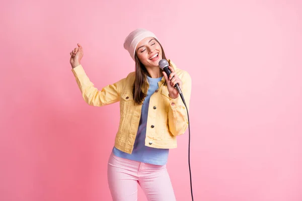 Φωτογραφία από funky χαριτωμένο κυρία χορού τραγούδι φορούν καπέλο παντελόνι σακάκι απομονωμένο σε παστέλ ροζ χρώμα φόντο — Φωτογραφία Αρχείου