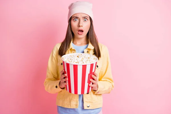 Photo d'un jeune horrifié tenant du pop-corn fixant la bouche ouverte mauvaise scène isolée sur fond rose — Photo