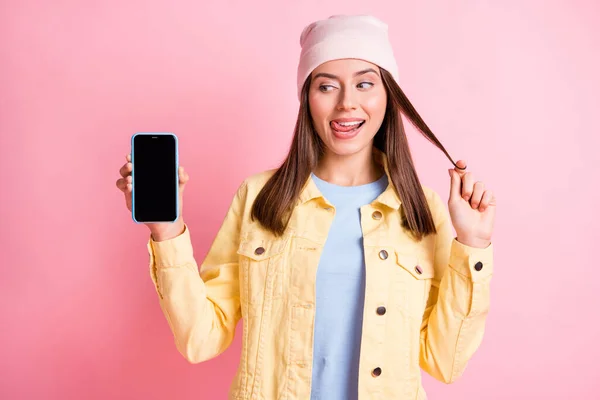 Photo de belle jolie personne démontrer téléphone écran tenir les queues de cheveux isolés sur fond de couleur rose — Photo