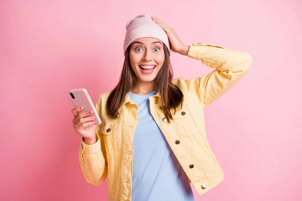 Retrato de impressionado agradável pessoa inacreditável comentário braço na cabeça desgaste cap isolado na cor rosa fundo — Fotografia de Stock