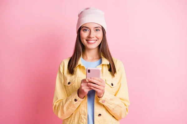 Фотографія радісної красивої дівчини тримає телефон хорошим блогером настрою ізольовано на пастельному яскравому кольоровому фоні — стокове фото