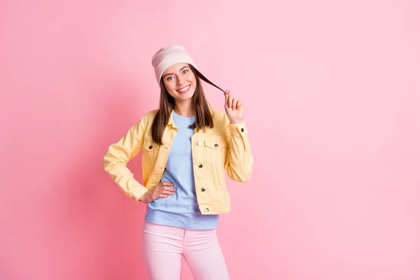 Foto von glücklichen jungen Frau Hand auf Taille gute Laune spielen Fingerhaare isoliert auf pastellrosa Hintergrund — Stockfoto