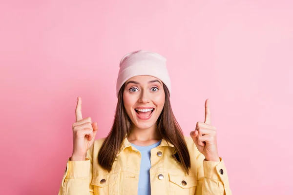 Фото здивованої коричневої волохатої жінки вказують на порожнє місце над носінням жовтого піджака щасливий розпродаж ізольовано на рожевому кольоровому фоні — стокове фото