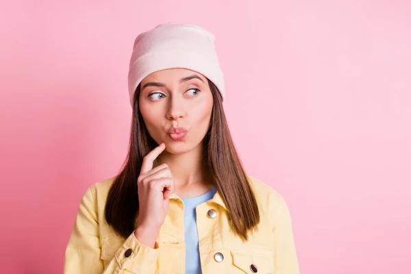 Photo de brillant mignon jeune femme habillé chapeau de vêtements décontractés regardant vide espace doigt menton isolé couleur rose fond — Photo