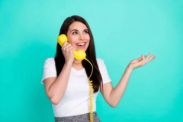 Fénykép fiatal vidám nő boldog pozitív mosoly hívás beszélgetés telefon néz üres tér elszigetelt türkiz szín háttér — Stock Fotó
