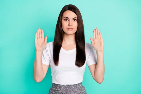 Foto de mujer joven enojado negativo mostrar manos no dejar de rechazar signo de negación aislado sobre fondo de color verde azulado —  Fotos de Stock