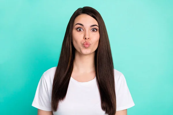 Foto di giovane donna attraente labbra imbronciate inviare aria bacio flirty isolato su sfondo di colore verde acqua — Foto Stock
