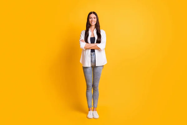 Volledige lengte foto van zelfverzekerde aantrekkelijke jonge vrouw houden armen gekruist goed humeur geïsoleerd op gele kleur achtergrond — Stockfoto