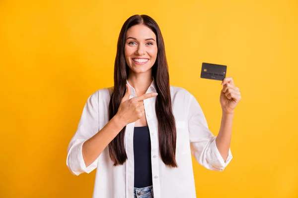 Foto de hermosa mujer joven atractiva dedo dedo sonrisa de la tarjeta de crédito aislado en el fondo de color amarillo — Foto de Stock