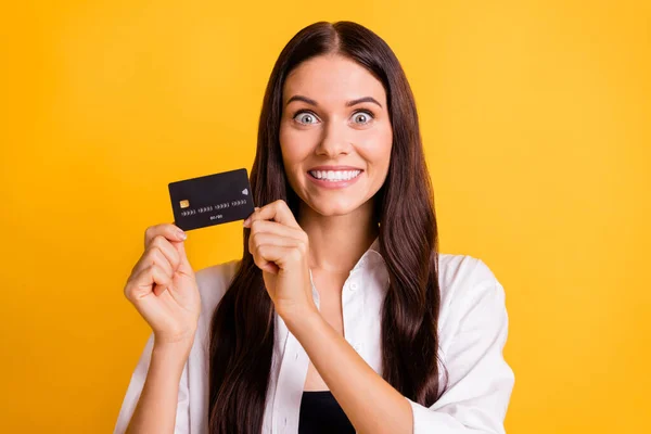 Foto de buenas manos persona alegre celebrar tarjeta de débito radiante sonrisa aislada en el fondo de color amarillo — Foto de Stock