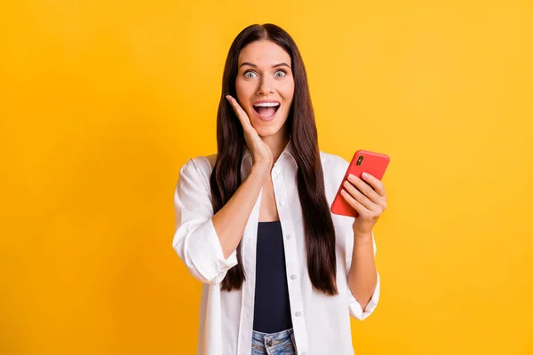 Foto de chica atractiva asombrada mano en la mejilla boca abierta suscríbete increíble aislado en el fondo de color amarillo —  Fotos de Stock