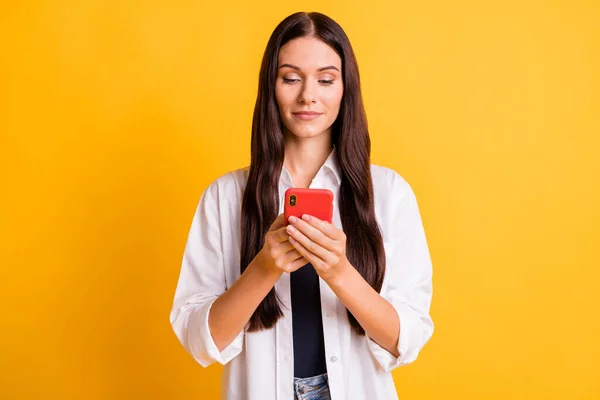 Porträt von attraktiven positiven Person suchen Telefon schreiben Blog-Kommentar isoliert auf leuchtend gelben Hintergrund — Stockfoto