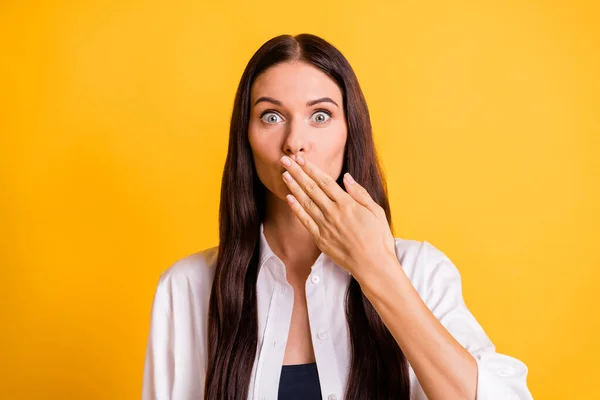 Foto van jonge persoon hand bedekken mond lippen niet vertellen look camera geïsoleerd op gele kleur achtergrond — Stockfoto