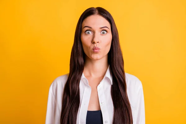 Portrait de magnifique jeune fille baiser lèvres regarder caméra porter chemise déboutonnée isolé sur fond de couleur jaune — Photo