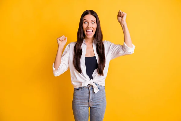 Retrato de persona encantada boca abierta grito sí puños hasta increíble aislado sobre fondo de color amarillo —  Fotos de Stock