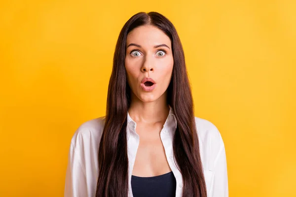 Foto di scioccato stupito giovane bella donna reazione sconto notizie isolato su sfondo di colore giallo — Foto Stock