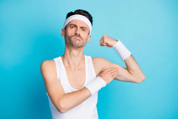Foto von ernsthaften sportlichen Kerl Punkt Handmuskeln körperliche Ausdauer Aktivität Ergebnis tragen Singlet isoliert blaue Farbe Hintergrund — Stockfoto