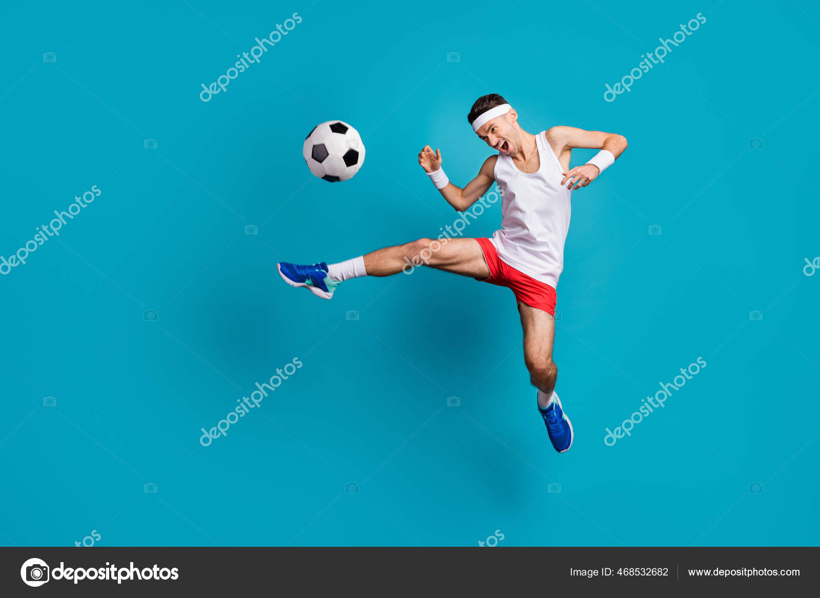 Jogador de futebol forte com bola de futebol no fundo branco isolado