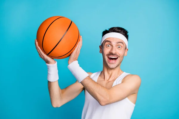 Foto do jovem animado homem feliz sorriso positivo segurar bola jogador objetivo isolado sobre fundo de cor azul — Fotografia de Stock