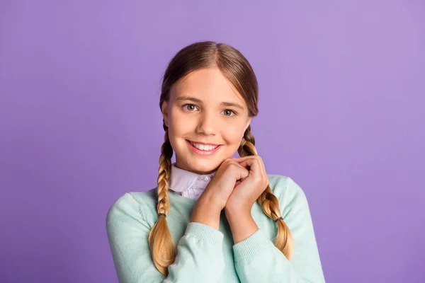 Foto retrato de menina grato bonito isolado no fundo colorido roxo vívido — Fotografia de Stock