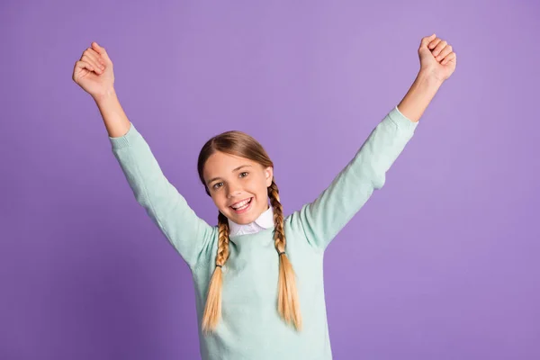 Foto retrato de alegre menina positiva celebrando isolado no fundo colorido roxo vívido — Fotografia de Stock