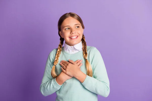写真ポートレートの若いです女の子触れ胸心で二つの手隔離された鮮やかな紫色の背景 — ストック写真
