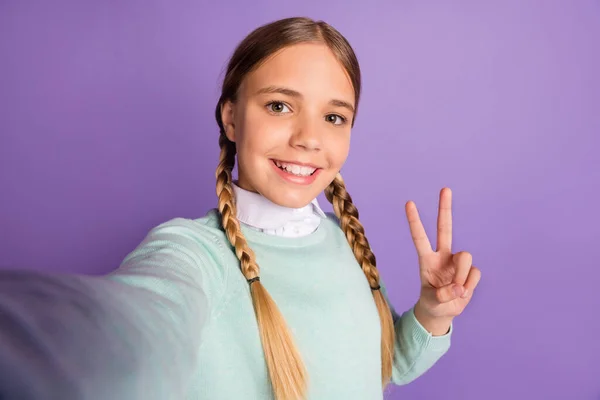 Foto av liten rolig dam strålande leende visa v-tecken ta selfie bära grön tröja isolerad violett bakgrund — Stockfoto