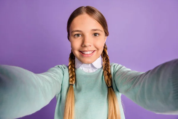 Foto de pequena senhora brilhante sorriso branco fazer selfie olhar câmera desgaste verde suéter isolado violeta fundo — Fotografia de Stock