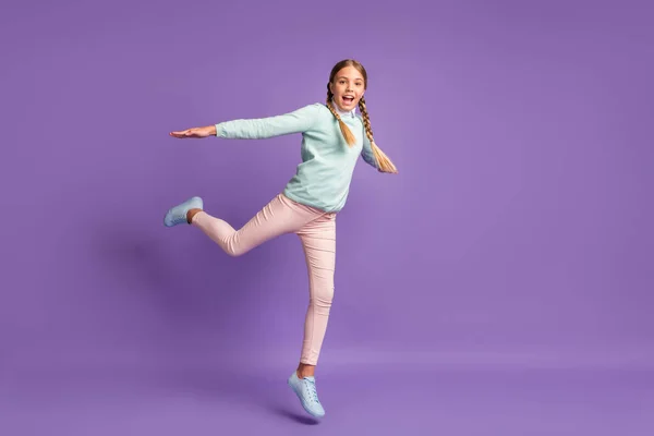 Foto retrato de cuerpo completo de la chica excitada con brazos extendidos saltando aislado sobre fondo de color púrpura vivo — Foto de Stock