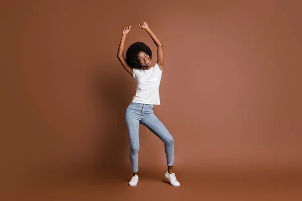 Longitud completa tamaño del cuerpo foto de la mujer bailando con traje casual aislado sobre fondo de color marrón —  Fotos de Stock