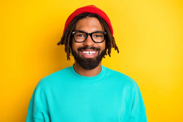 Foto av ung afrikansk glad man glad positiv toothy leende isolerad över gul färg bakgrund — Stockfoto