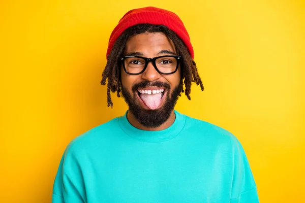 Foto von jungen afrikanischen Mann glücklich positive Narren Grimasse Zunge-out isoliert über gelbe Farbe Hintergrund — Stockfoto