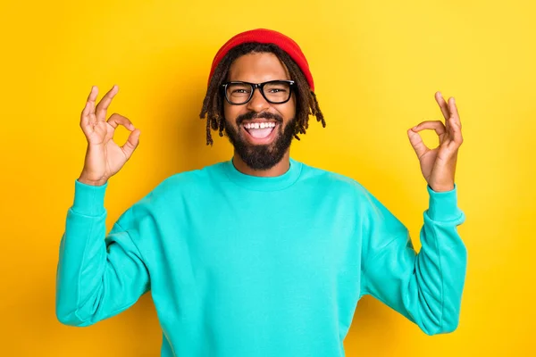 Photo de jeune homme africain heureux sourire positif montrer okey bon signe isolé sur fond de couleur jaune — Photo