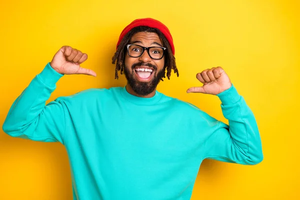 Portret van brunette optimistische man wijzen zelf dragen bril blauwe trui geïsoleerd op geel levendige kleur achtergrond — Stockfoto