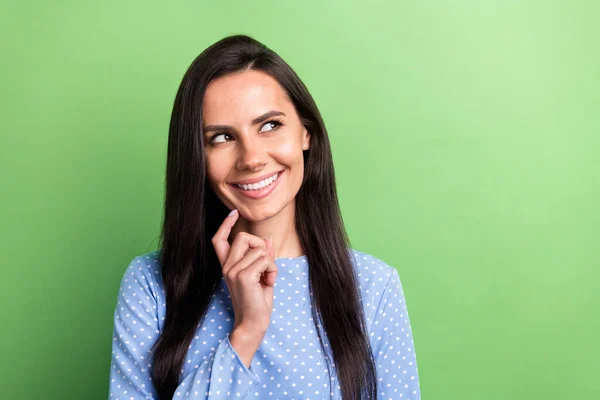 Foto de cabello castaño optimista lindo señora mirada espacio vacío pensar usar camisa azul aislado sobre fondo de color verde pastel —  Fotos de Stock