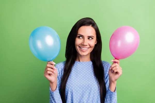 Foto de cabello castaño optimista lindo señora look globos usan vestido azul aislado sobre fondo de color verde — Foto de Stock