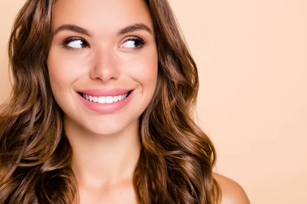 Foto recortada de la señora optimista peinado largo agradable sin ropa se ven espacio vacío aislado sobre fondo de color beige pastel — Foto de Stock