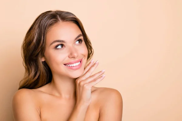 Foto de agradable peinado largo señora optimista sin ropa cara de la mano mirada espacio vacío aislado sobre fondo de color beige pastel —  Fotos de Stock