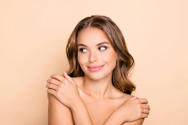 Foto de bom penteado longo senhora otimista sem roupa abraço olhar espaço vazio isolado no fundo cor bege pastel — Fotografia de Stock