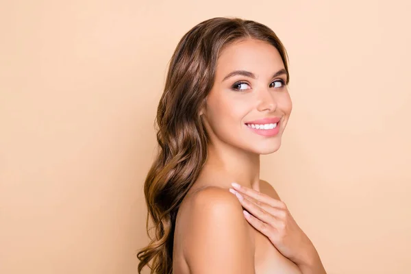 Foto de joven encantadora encantadora mujer feliz mirada copyspace aplicar crema corporal aislado sobre fondo de color beige —  Fotos de Stock