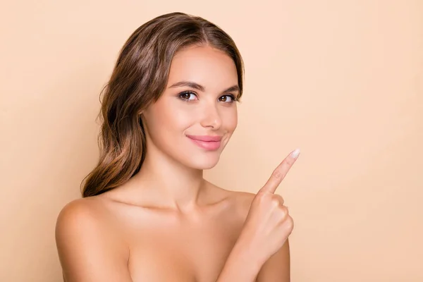 Foto de chica sonriente atractiva joven sin ropa publicidad cosmetología terapia aislada sobre fondo de color beige — Foto de Stock