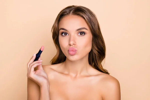 Retrato de joven atractiva mujer impresionante puchero labios beso mostrando desnudo lápiz labial tono aislado en color beige fondo — Foto de Stock