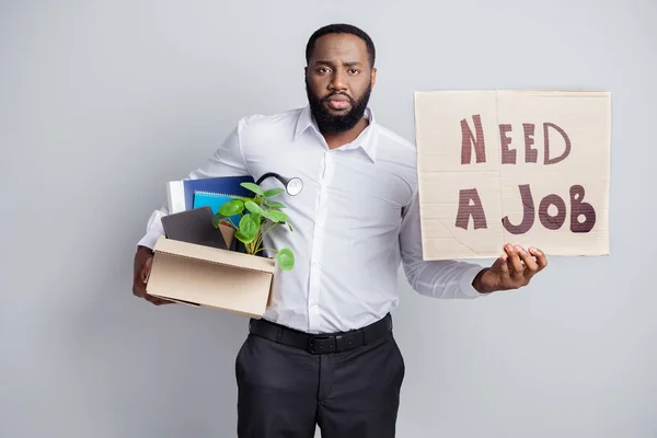 Foto retrato de trabalhador mantendo caixa com pertences à procura de trabalho precisa de dinheiro mostrar caixa isolada em fundo de cor cinza — Fotografia de Stock