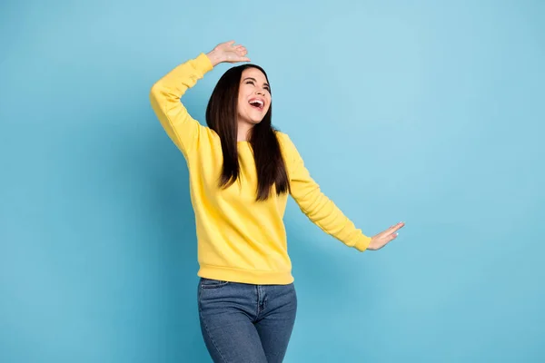 Foto van mooie optimistische brunette lang kapsel dame dans dragen geel shirt geïsoleerd op helder blauwe kleur achtergrond — Stockfoto