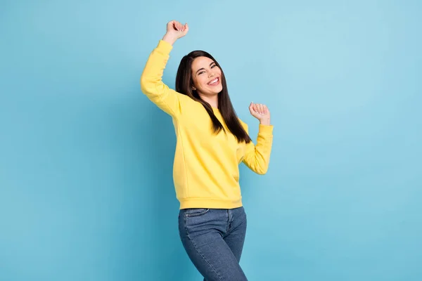 Foto van mooie optimistische brunette lang kapsel dame dans dragen geel shirt geïsoleerd op helder blauwe kleur achtergrond — Stockfoto