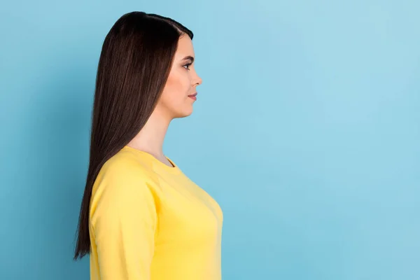 Foto de perfil de la encantadora joven morena look espacio vacío desgaste jersey amarillo aislado fondo azul —  Fotos de Stock