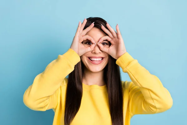 Foto av galen bedårande flicka fingrar täcka ögon ha kul toothy leende bära gul jumper isolerad blå bakgrund — Stockfoto