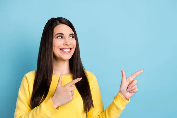 Retrato de agradable optimista morena largo peinado señora punto de vista espacio vacío desgaste camisa amarilla aislada sobre fondo de color azul brillante — Foto de Stock